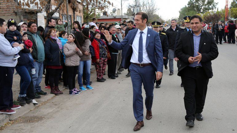 El gobernador y el intendente Ramón Oses saludan a la comunidad local.