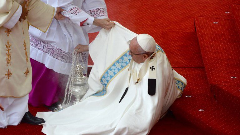 La caída del sumo pontífice fue inesperada: no sufrió ninguna lesión.