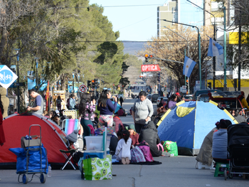 Los partidos políticos coraban las calles de Neuquén. Después armaron una cooperativa para recibir fondos de la paz social. Los partidos políticos coraban las calles de Neuquén. Después armaron una cooperativa para recibir fondos de la paz social.