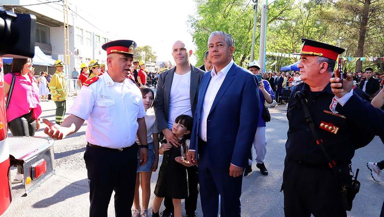 En 23 fotos: Centenario cumplió 102 años y lo festejó con un colorido desfile y anuncios