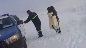 Una mamá y su nena de 2 años pasaron la noche encajadas con el auto en la nieve de la Patagonia. | LM Neuquen Una mamá y su nena de 2 años pasaron la noche encajadas con el auto en la nieve de la Patagonia.