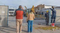 Las tareas de demolición del galpón próximo a la escuela 207 en barrio Belgrano