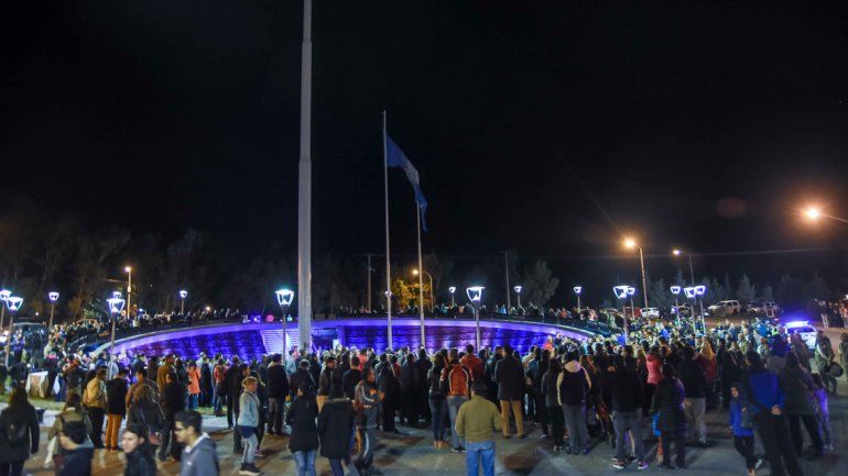 Con un colorido acto de luces, quedó inaugurada la nueva Plaza de las Banderas
