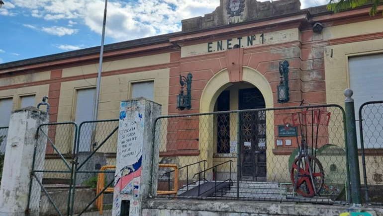 La preceptora acusada de robarse 50 mil dólares no aparece.