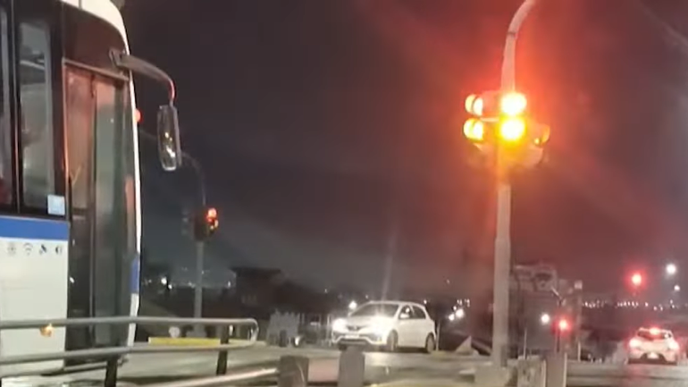 Caos en el Metrobús: un automovilista ingresó en contramano y generó tensión en el tránsito
