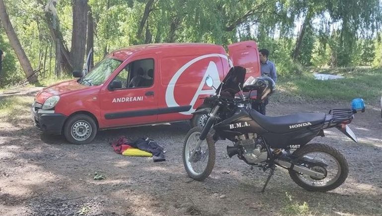 Robaron una camioneta de Andreani y la abandonaron cerca del río