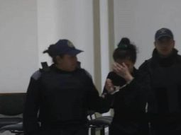 El momento en que entra la acusada a los tribunales de Roca. Fue imputada y quedó en prisión preventiva. Foto: AN Roca. 