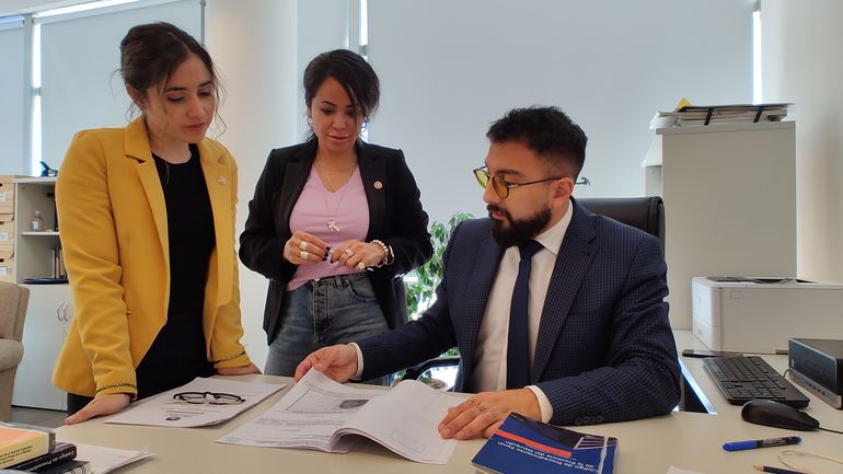 Equipo fiscal que trabajó en la estafa a la clínica Pasteur está compuesto por el fiscal Juan Manuel Narváez y las asistentes letradas Agustina Jara y Tanya Cid. Equipo fiscal que trabajó en la estafa a la clínica Pasteur está compuesto por el fiscal Juan Manuel Narváez y las asistentes letradas Agustina Jara y Tanya Cid.