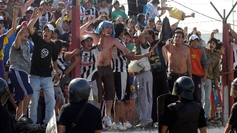 En 2007 se jugó en Centenario y el partido (2-2) fue una fiesta. En 2006 se iba a disputar en la vieja cancha del Rojo