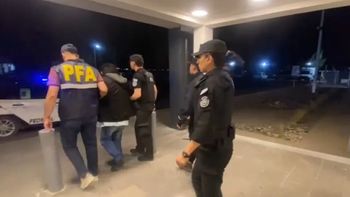 El sospechoso fue trasladado desde el aeropuerto de Puerto Madryn hasta una sede de la Policía Federal en Rawson. El sospechoso fue trasladado desde el aeropuerto de Puerto Madryn hasta una sede de la Policía Federal en Rawson.