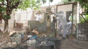 Impresionante operativo en la casa de una acumuladora en completo estado de abandono | LM Neuquen Impresionante operativo en la casa de una acumuladora en completo estado de abandono