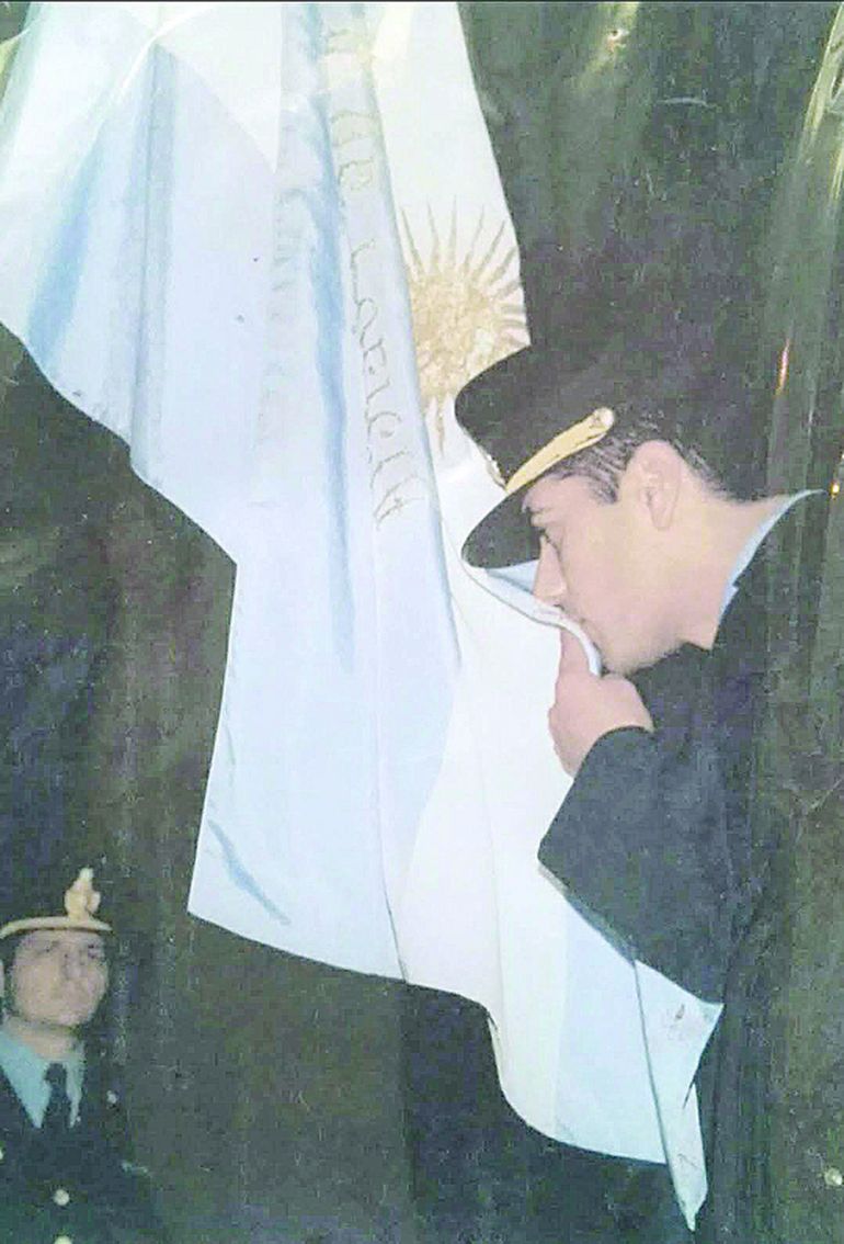 El 1° de mayo de 1998, Víctor Garro besaba la bandera tras ingresar a la Policía de Neuquén, donde se desempeñó literalmente hasta su muerte. El 1° de mayo de 1998, Víctor Garro besaba la bandera tras ingresar a la Policía de Neuquén, donde se desempeñó literalmente hasta su muerte.