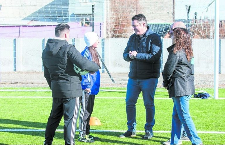 El intendente de Río Grande, Martín Pérez, en su recorrida por la cancha municipal: anticipó que la idea a futuro es sumar vestuarios y tribunas, entre otras instalaciones. El intendente de Río Grande, Martín Pérez, en su recorrida por la cancha municipal: anticipó que la idea a futuro es sumar vestuarios y tribunas, entre otras instalaciones.