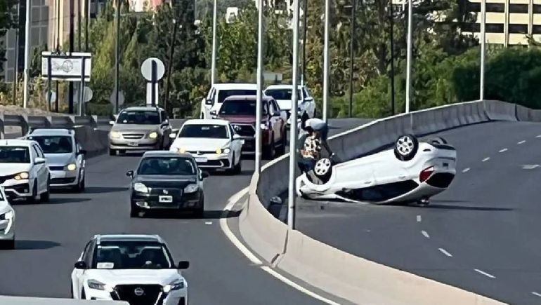 El auto volcado en el ingreso a Neuquén, por la Avenida Raúl Alfonsín. La mujer resultó con heridas.