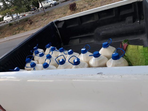 Decomisan 1.500 litros de leche que trasportaban en el baúl de un auto