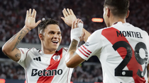 Juanfer Quintero anotó los dos goles de River. Juanfer Quintero anotó los dos goles de River.