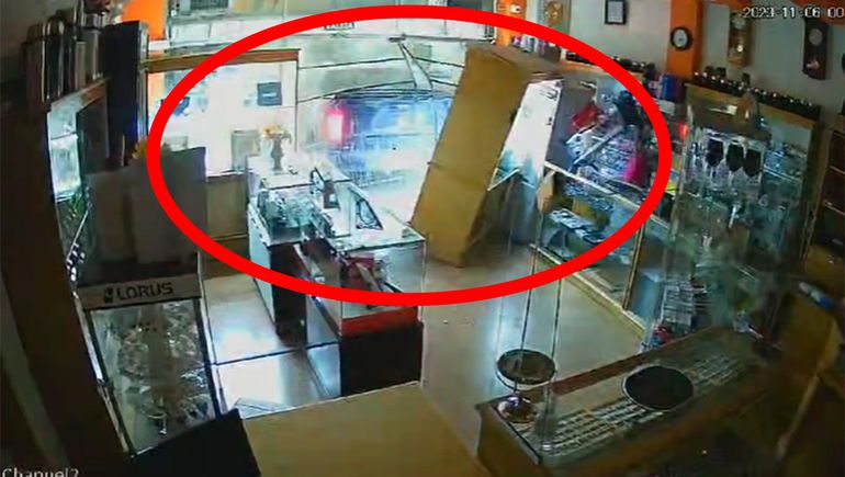 Desde adentro: así entró la camioneta a la joyería de Cipolletti