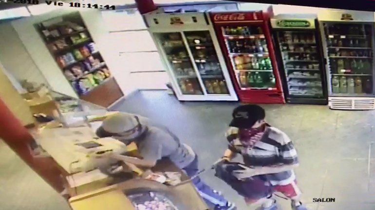 Robó una tienda y pagará el daño con su sueldo