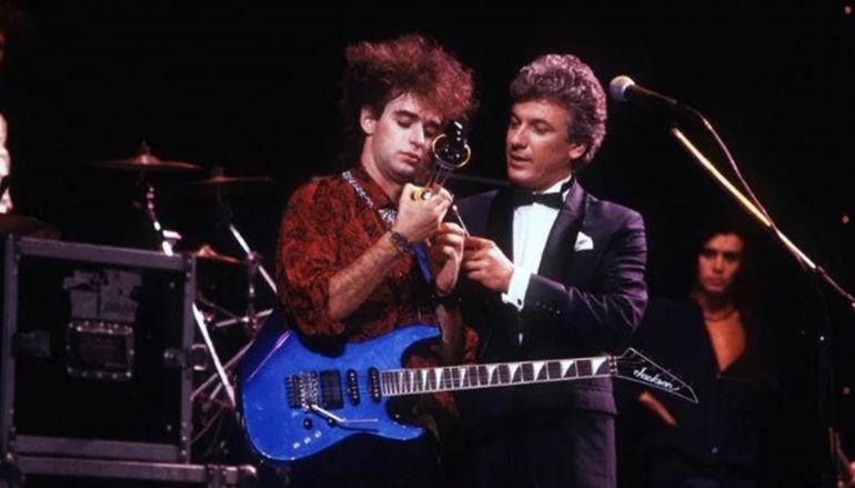 Gustavo Cerati y su mítica Jackson Soloist azul, en los 80. La hizo restaurar para el concierto de despedida del trío, en 1997 en River. Gustavo Cerati y su mítica Jackson Soloist azul, en los 80. La hizo restaurar para el concierto de despedida del trío, en 1997 en River. 