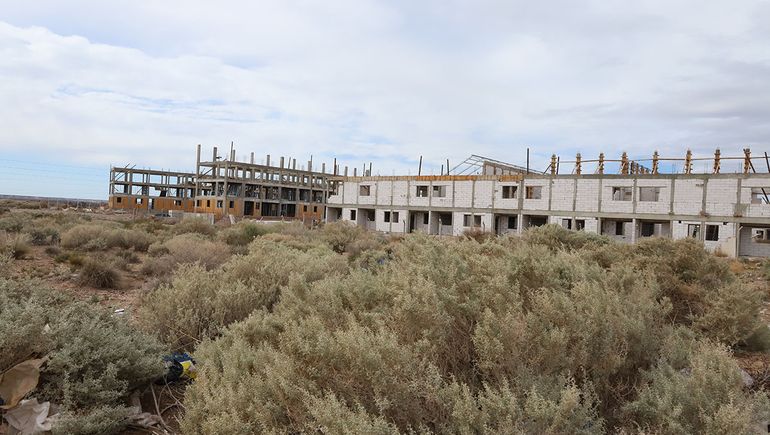 El complejo está ubicado en la meseta de Centenario y desde 2022 está en construcción. El complejo está ubicado en la meseta de Centenario y desde 2022 está en construcción.