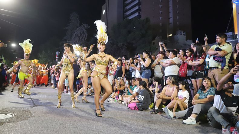 El carnaval volvió a Neuquén capital: vecinos y vecinas colmaron el centro | LM Neuquen El carnaval volvió a Neuquén capital: vecinos y vecinas colmaron el centro