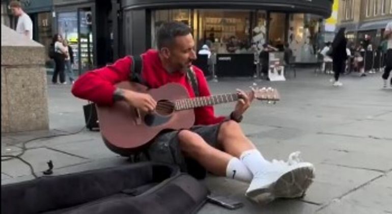Un ex jugador de la Selección Argentina apareció tocando la guitarra en la calle