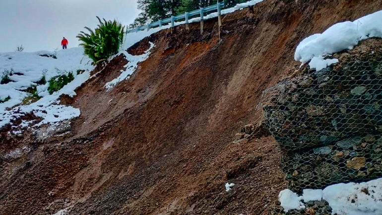 Por un derrumbe, está cerrado el tránsito en la ruta de Siete Lagos
