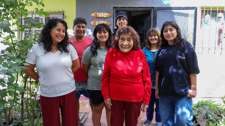 A los 99 años, Tránsito Arjona sigue siendo el alma de las fiestas familiares: la Mirtha Legrand de Neuquén | LM Neuquen A los 99 años, Tránsito Arjona sigue siendo el alma de las fiestas familiares: la Mirtha Legrand de Neuquén