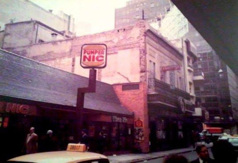 Fachada Pumper en calle Suipacha, Buenos Aires. Fachada Pumper en calle Suipacha, Buenos Aires.