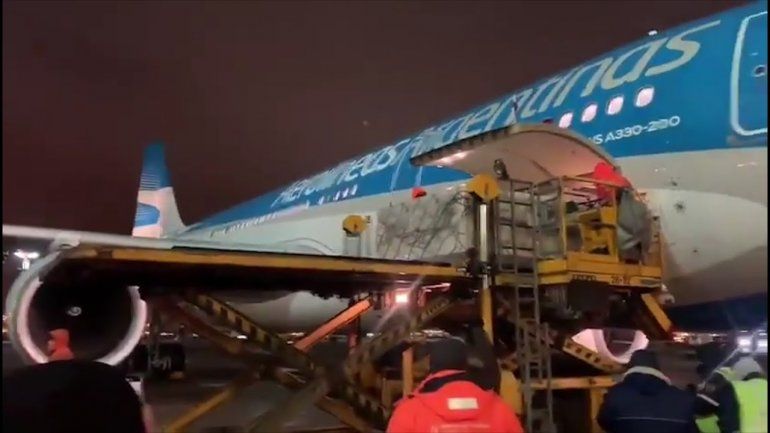 Sputnik V: esta noche parte un vuelo a Moscú para traer el tercer lote de vacunas