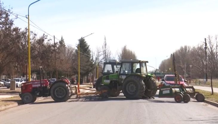 Productores reclamaron ayer con sus maquinarias en el centro de Centenario. Productores reclamaron ayer con sus maquinarias en el centro de Centenario.
