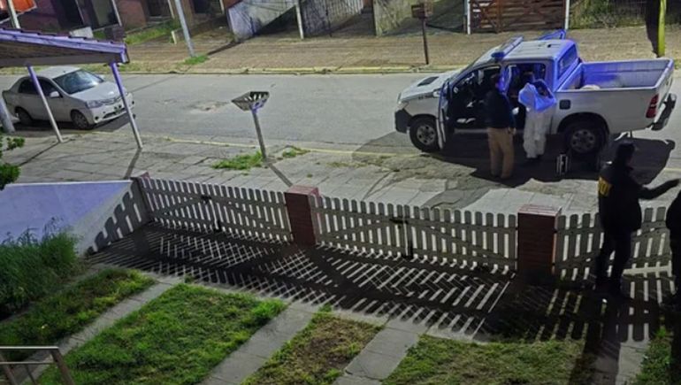 El crimen conmocionó a Santa Teresita, una ciudad tranquila de la Costa Atlántica que amaneció rodeada de patrulleros y peritos forenses. El crimen conmocionó a Santa Teresita, una ciudad tranquila de la Costa Atlántica que amaneció rodeada de patrulleros y peritos forenses.