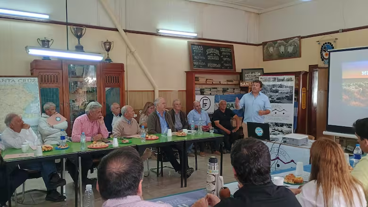 Apesteguía presentó el proyecto ante productores y funcionarios en la Sociedad Rural de Puerto Deseado. Foto: CRA