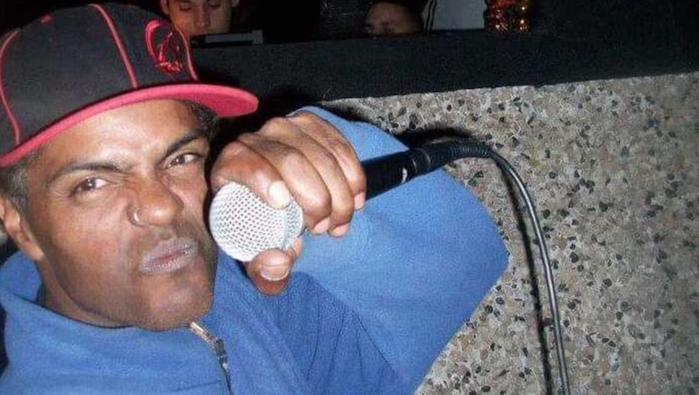 Encontraron a un conocido rapero enterrado bajo una heladera en el patio de su casa