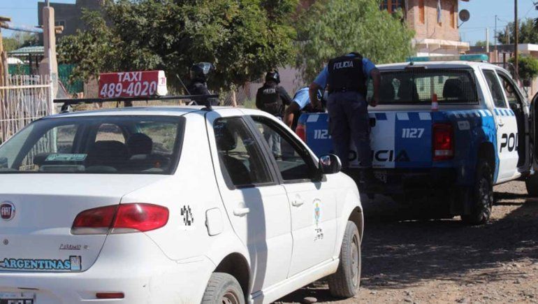 Otro robo a un taxista: salió a correrlo y logró su detención