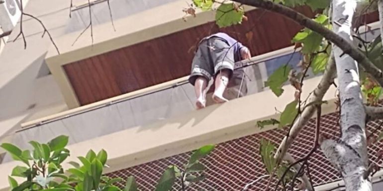 El impactante video del rescate de un hombre que intentó tirarse del balcón