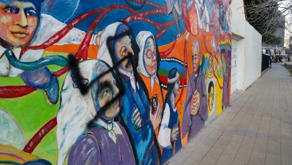 Repudian las pintadas sobre los rostros de Madres en un mural