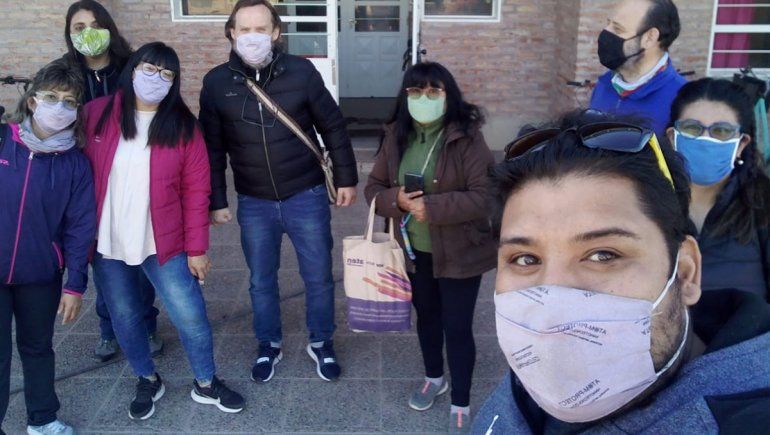 Jonatan Lillo junto a Marcelo Guagliardo en una recorrida por escuelas de Picún.