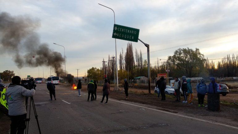 Trabajadores de la Uocra levantaron los cortes sobre la Ruta 7 en Centenario