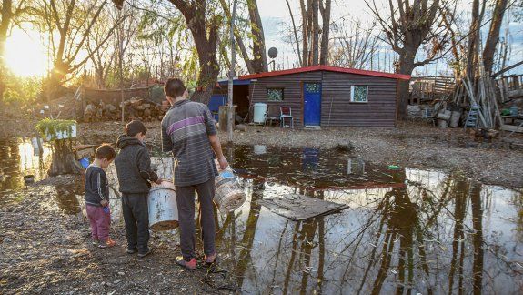 El agua del Limay rodeó un caserío al fondo de Tronador