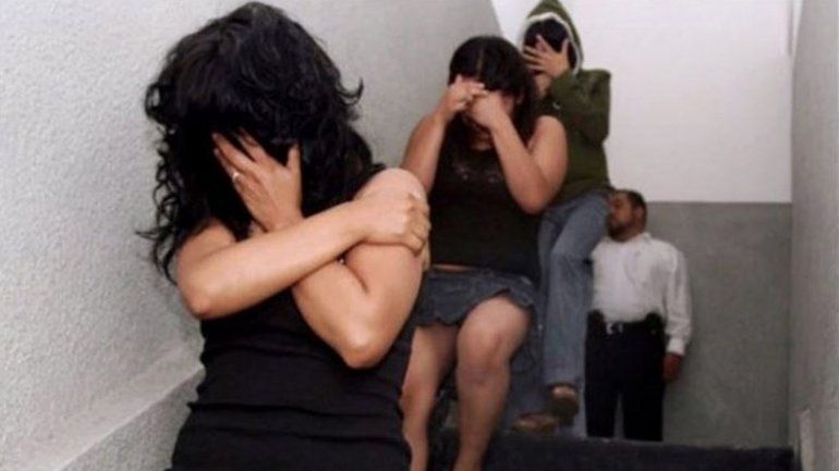 La Policía liberó a nueve chicas y detuvo a 17 hombres de entre 18 y 75 años.