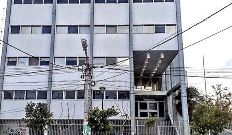 En una audiencia realizada el lunes en los Tribunales de Trelew, el juez Gustavo Castro le dictó a la imputada un mes de prisión preventiva, bajo el cargo de homicidio agravado por el vínculo, que contempla una condena a perpetua. En una audiencia realizada el lunes en los Tribunales de Trelew, el juez Gustavo Castro le dictó a la imputada un mes de prisión preventiva, bajo el cargo de homicidio agravado por el vínculo, que contempla una condena a perpetua.