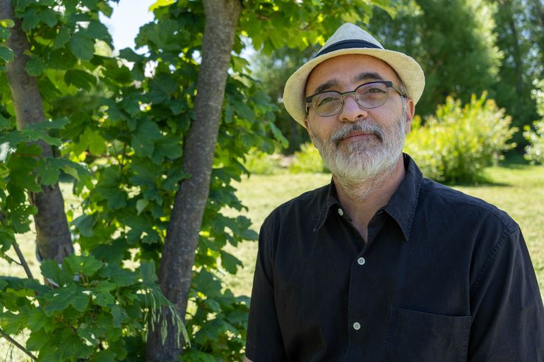 Desde chico, el escritor de San Martín de los Andes Marcelo Gobbo disfrutaba de las películas de vaqueros.“El desierto patagónico tiene mucho en común con los desiertos de América del Norte y nuestros pueblos originarios no han corrido mucha mejor suerte que aquellas masacradas en esas tierras, por ejemplo”, dijo Gobbo.