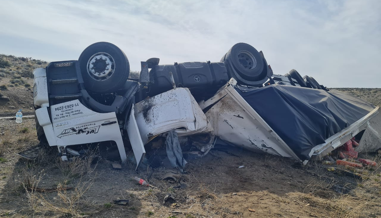 El cami&oacute;n volc&oacute; luego de chocar de frente contra una camioneta.
