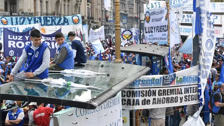 La CGT, las dos CTA y movimientos sociales se manifestaron bajo la consigna “Desarrollo-Producción-Trabajo”. La CGT, las dos CTA y movimientos sociales se manifestaron bajo la consigna “Desarrollo-Producción-Trabajo”.