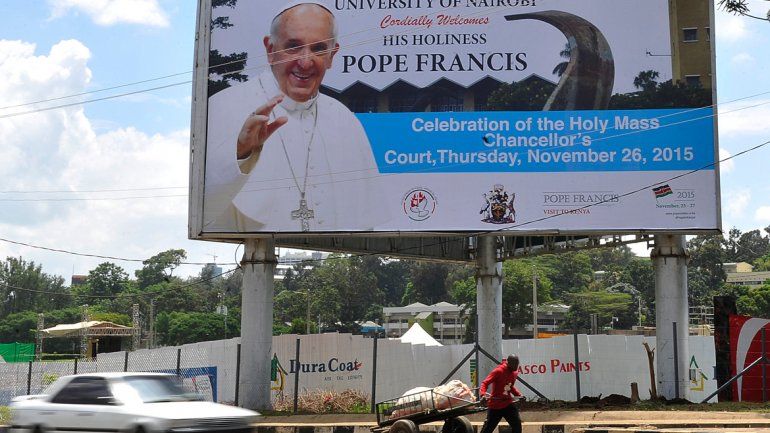 Un cartel en Kenia anuncia la vista del papa Francisco. El viaje incluye la República Centroafricana y Uganda.