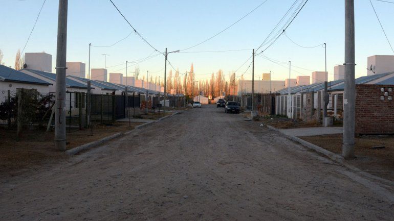 Le pegaron un tiro mientras se bañaba en su pileta