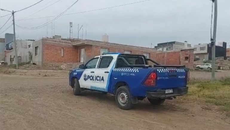 En un momento, la policía dispuso una consigna frente a la casa de Caleta Olivia, porque se creía que el joven y su novia habían huido en moto y se inició una búsqueda.