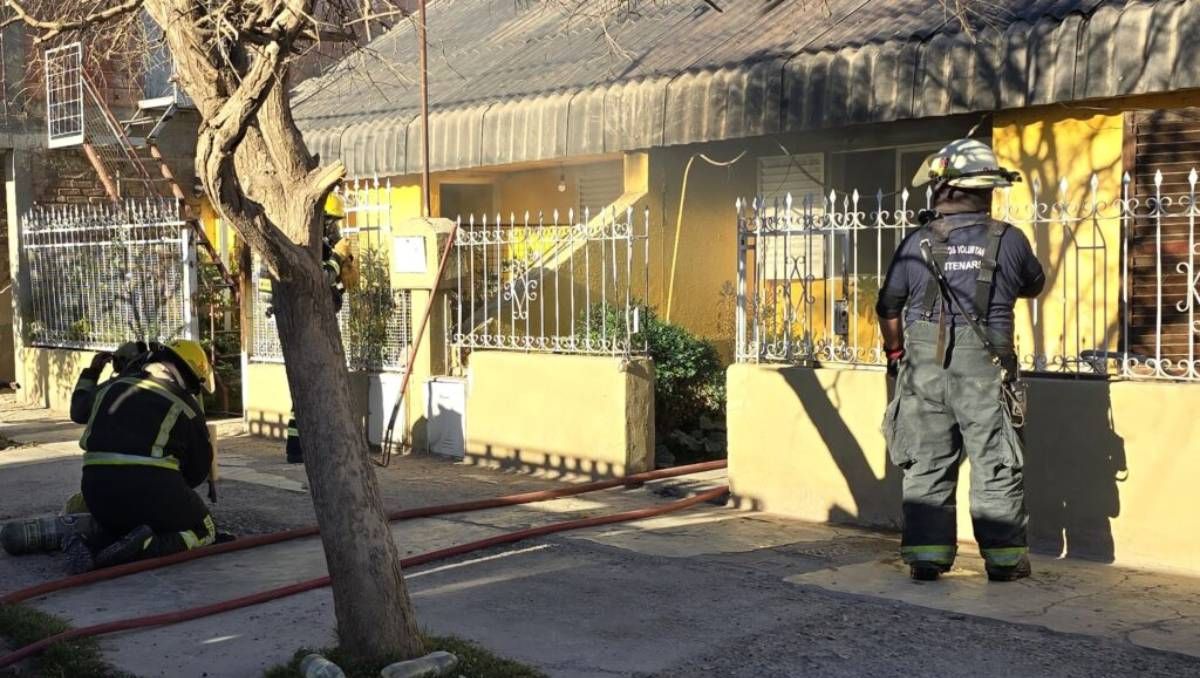 Una adolescente escapó de su casa en llamas en Centenario: ¿Culpa de una moto?