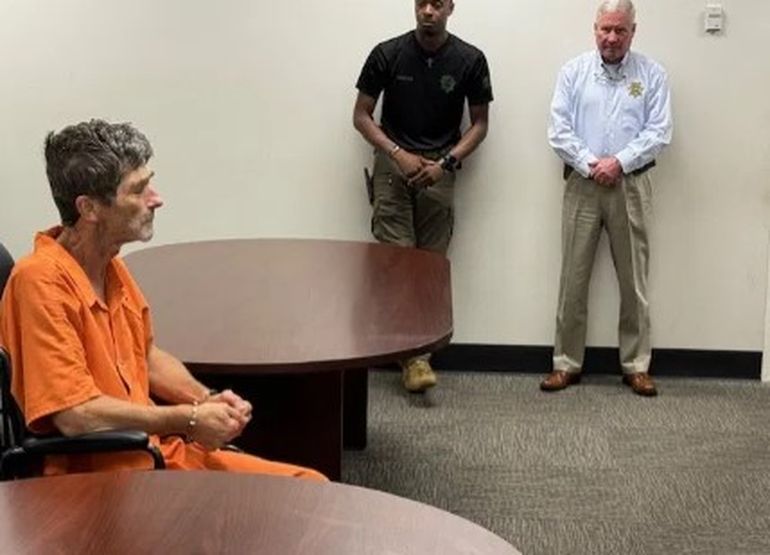 Charles Edward Antwine quedó detenido acusado de profanación de restos humanos, pero podría enfrentar más cargos. Charles Edward Antwine quedó detenido acusado de profanación de restos humanos, pero podría enfrentar más cargos.